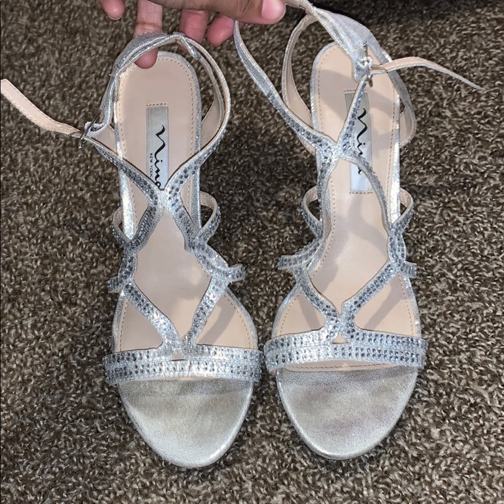 sparkly silver heels✨